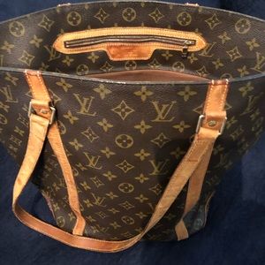 Authentic Louis Vuitton very nice bag. I have had it a while not using …